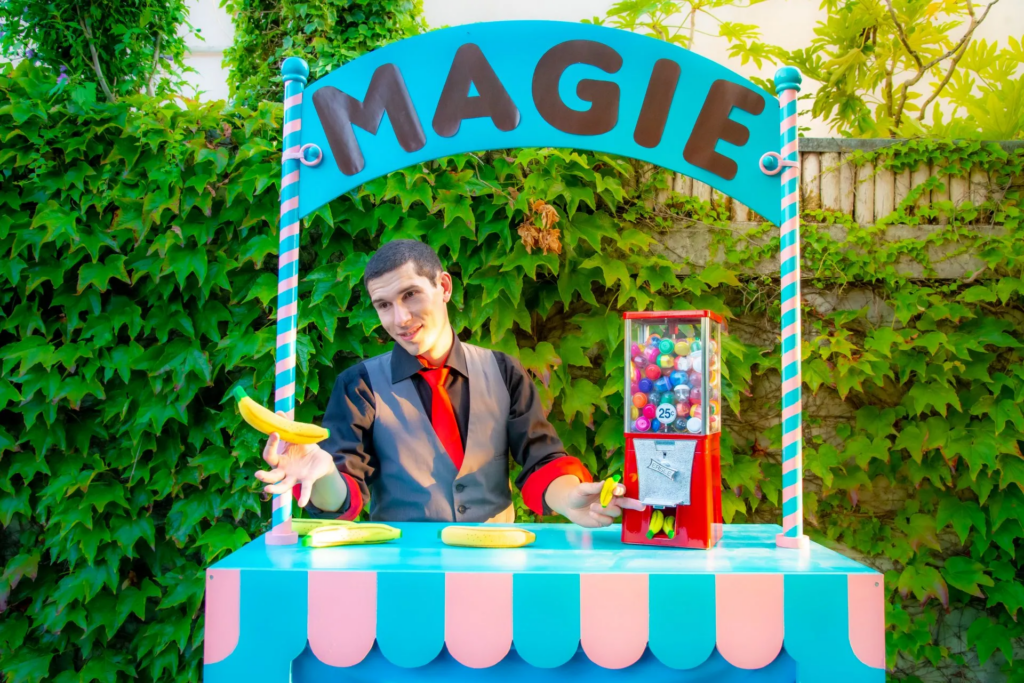 Julien Donne la Banane - Spectacle pour enfants - Sur Mesure Spectacles