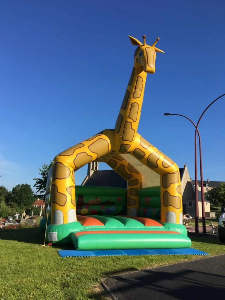 Chateau girafe - Structures gonflables Sur Mesure Spectacles