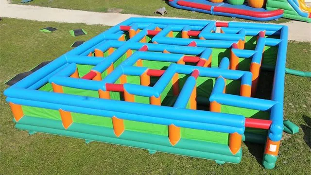 le labyrinthe - Structures gonflables Sur Mesure Spectacles