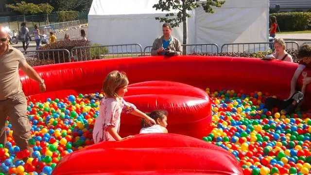 Mega bain de boules - Structures gonflables Sur Mesure Spectacles