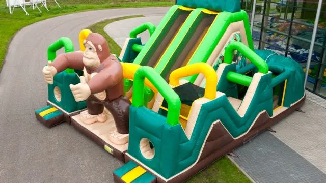 Parcours king kong - Structures gonflables Sur Mesure Spectacles
