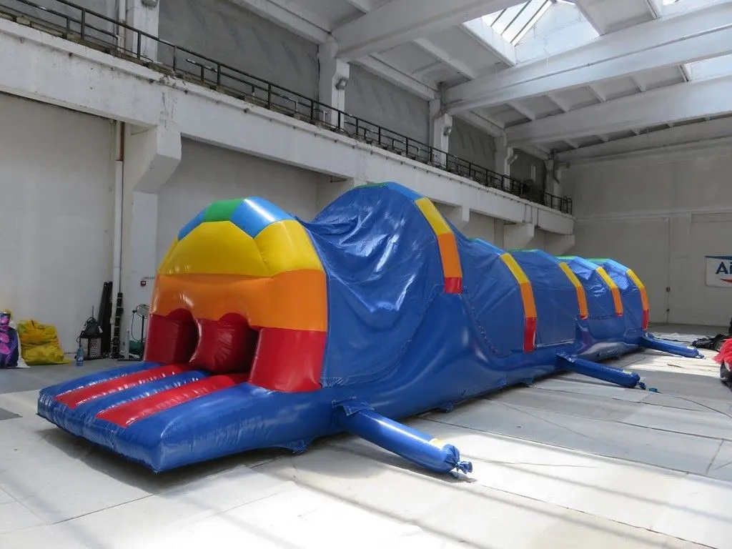 Parcours arc-en-ciel - Structures gonflables Sur Mesure Spectacles