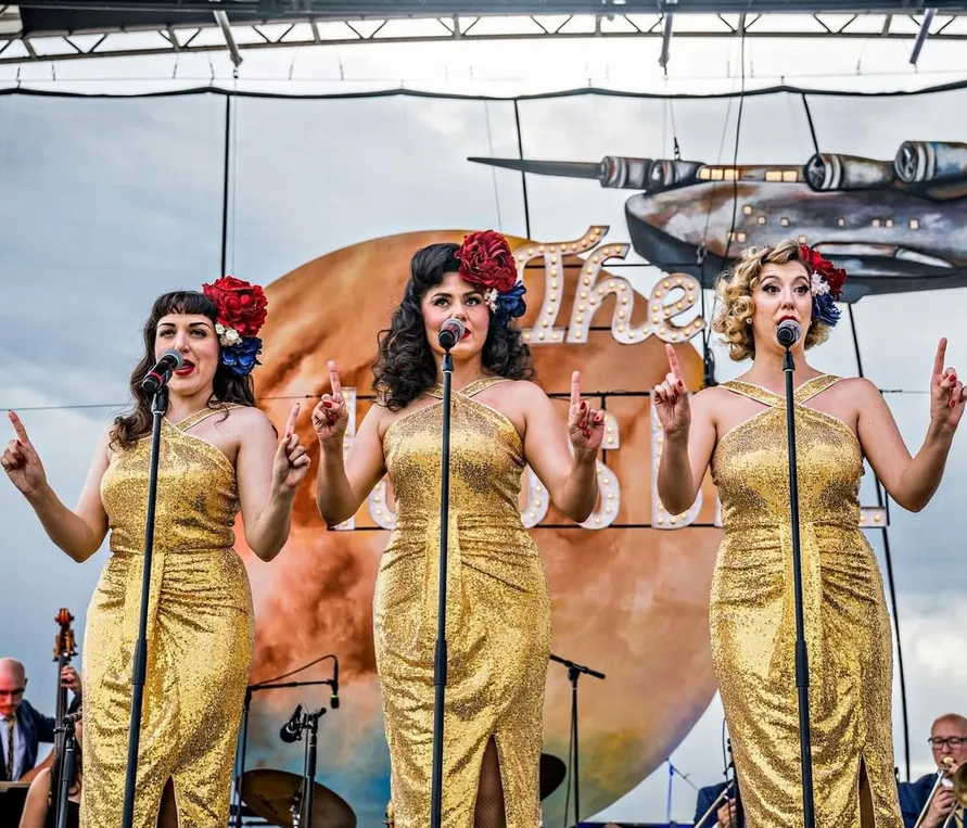 1940s - Pin-up Révolution - show rétro années 40 - Sur Mesure Spectacles