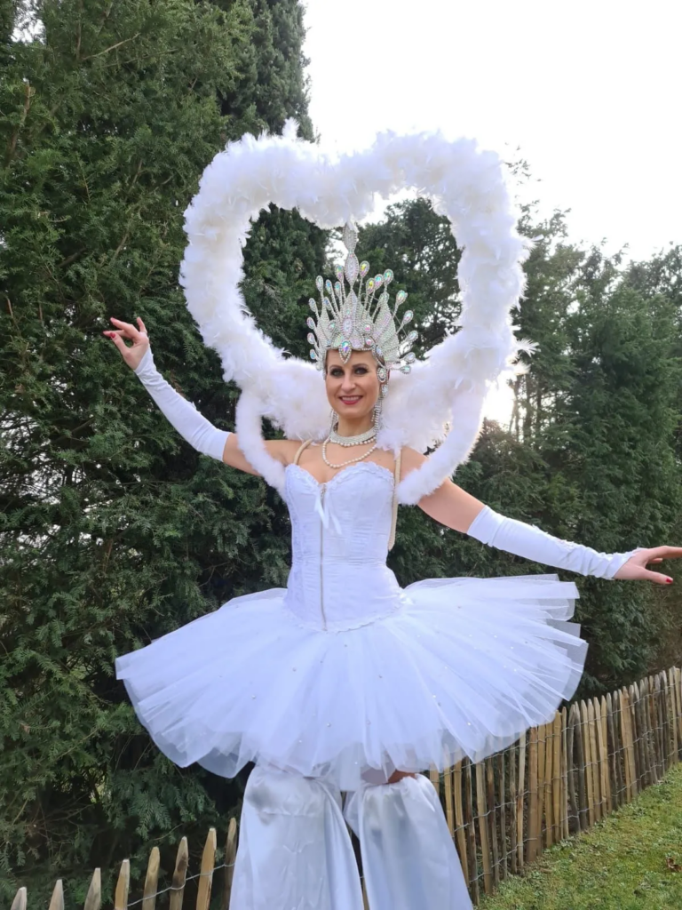 Crazy love - Danseuse - Echassiers en déambulation - Théâtre de rue - Sur Mesure Spectacles