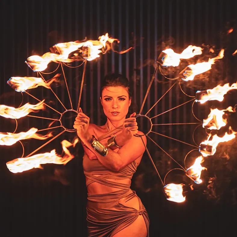 Danseuse feu - Sur Mesure Spectacles