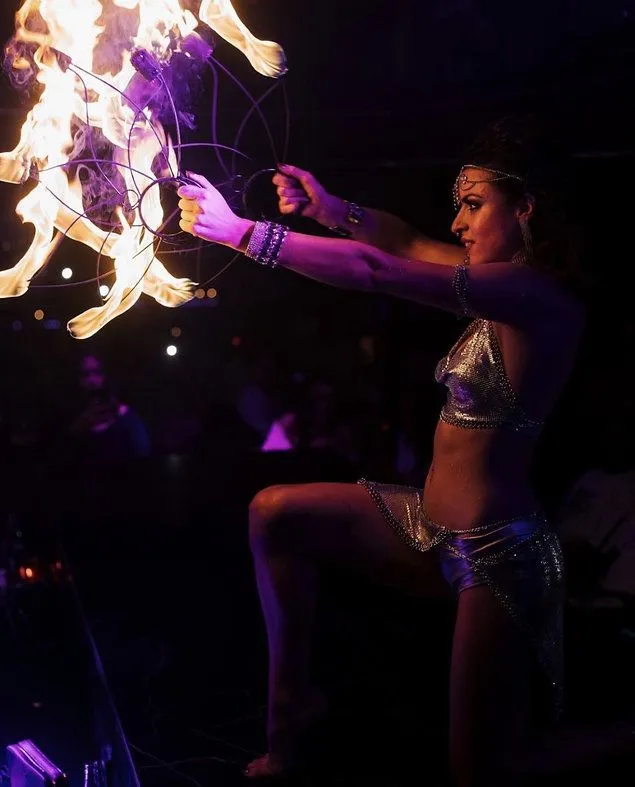 Danseuse feu - Sur Mesure Spectacles