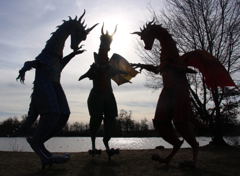 Les dragons - Echassiers en déambulation - Théâtre de rue - Sur Mesure Spectacles