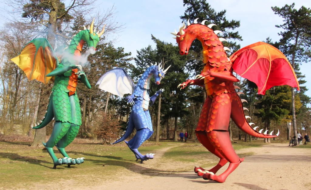Les dragons - Echassiers en déambulation - Théâtre de rue - Sur Mesure Spectacles