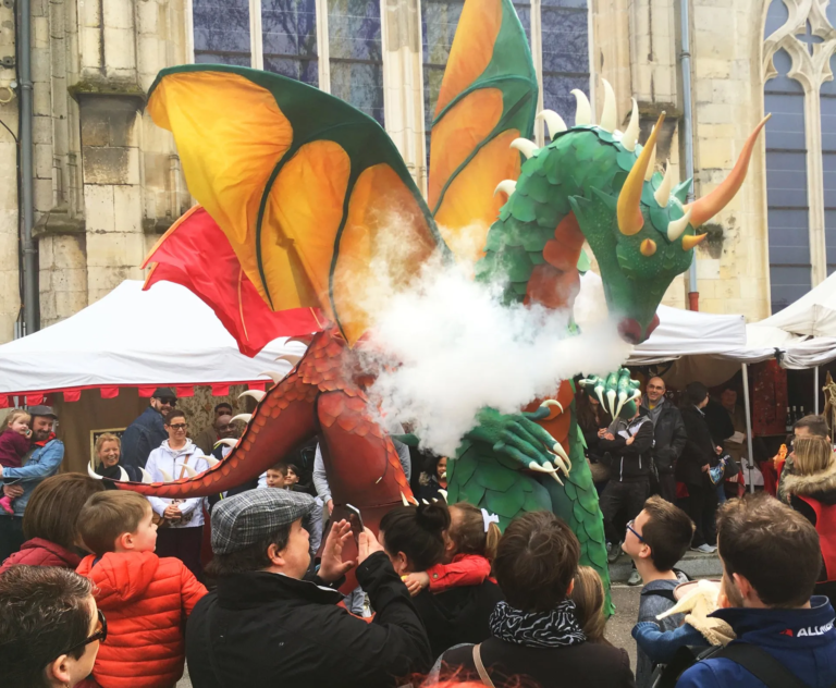 Les dragons - Echassiers en déambulation - Théâtre de rue - Sur Mesure Spectacles