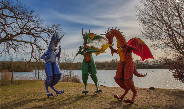 Les dragons - Echassiers en déambulation - Théâtre de rue - Sur Mesure Spectacles