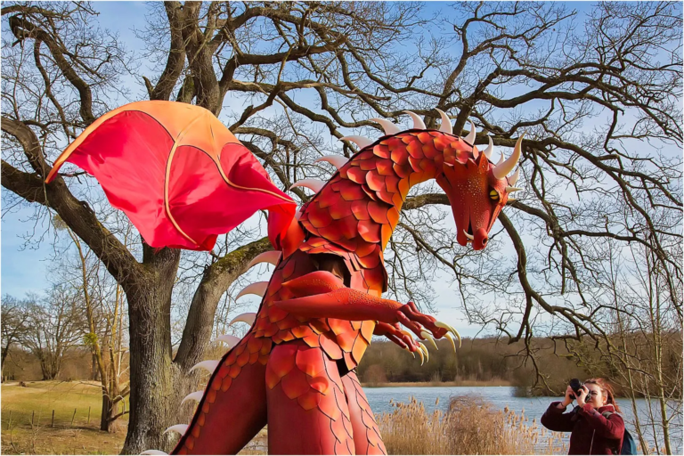 Les dragons - Echassiers en déambulation - Théâtre de rue - Sur Mesure Spectacles