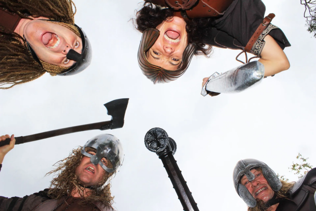 LEs vikings - Echassiers en déambulation - Théâtre de rue - Sur Mesure Spectacles