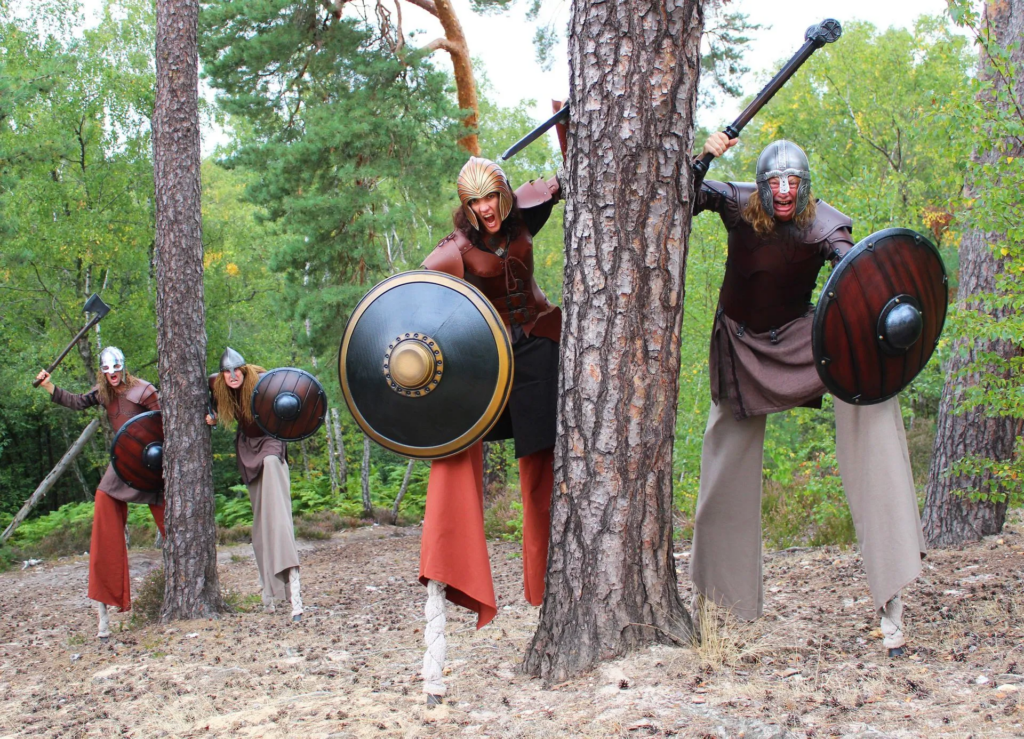 LEs vikings - Echassiers en déambulation - Théâtre de rue - Sur Mesure Spectacles