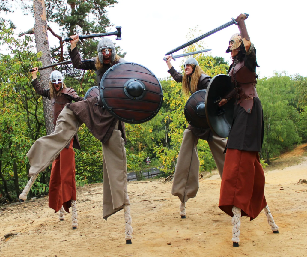 LEs vikings - Echassiers en déambulation - Théâtre de rue - Sur Mesure Spectacles