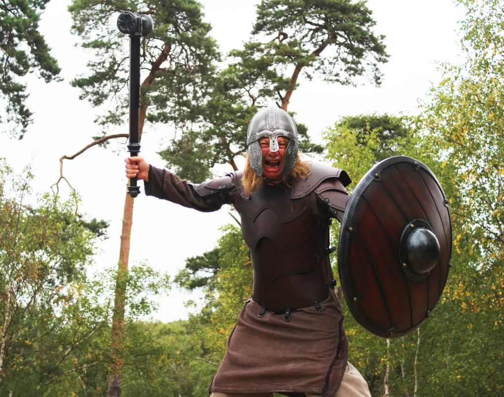LEs vikings - Echassiers en déambulation - Théâtre de rue - Sur Mesure Spectacles