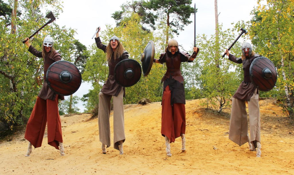 LEs vikings - Echassiers en déambulation - Théâtre de rue - Sur Mesure Spectacles