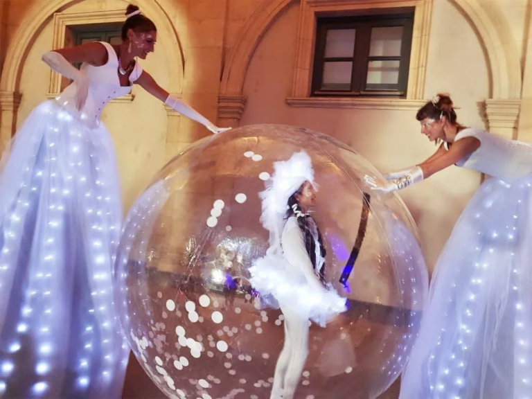 Les Welcome - danseuses sur échasses - Echassiers en déambulation - Théâtre de rue - Sur Mesure Spectacles