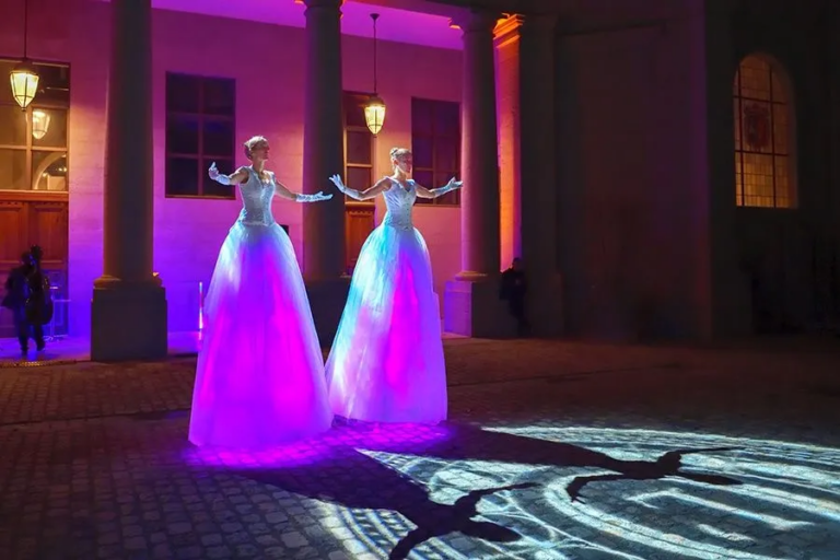 Les Welcome - danseuses sur échasses - Echassiers en déambulation - Théâtre de rue - Sur Mesure Spectacles