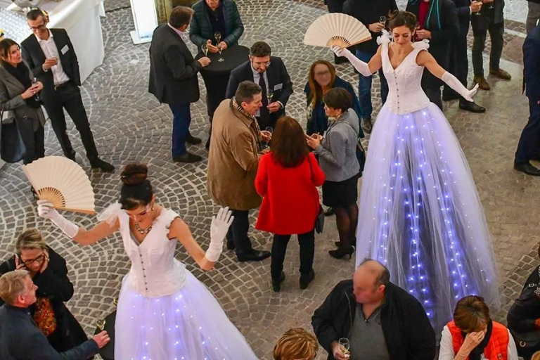 Les Welcome - danseuses sur échasses - Echassiers en déambulation - Théâtre de rue - Sur Mesure Spectacles