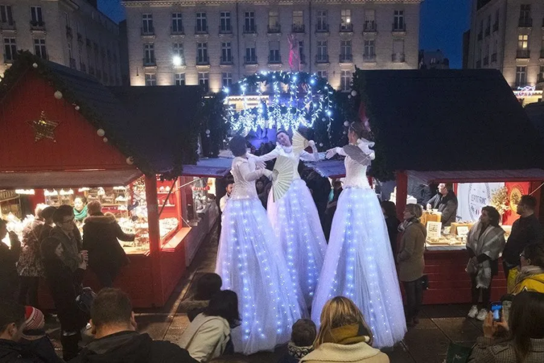 Les Welcome - danseuses sur échasses - Echassiers en déambulation - Théâtre de rue - Sur Mesure Spectacles
