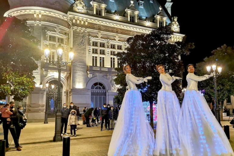 Les Welcome - danseuses sur échasses - Echassiers en déambulation - Théâtre de rue - Sur Mesure Spectacles