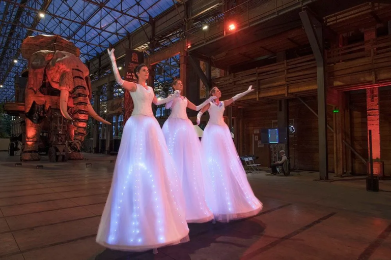Les Welcome - danseuses sur échasses - Echassiers en déambulation - Théâtre de rue - Sur Mesure Spectacles