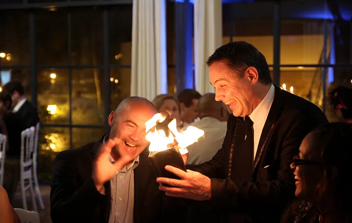 Un Cocktail d’Étonnant – Magie, Mentalisme & Illusion - Sur Mesure Spectacles