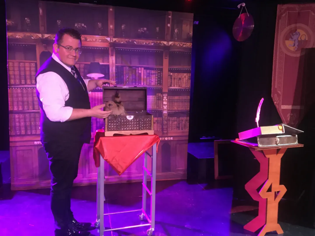 Le Bureau de la Magic Academy : Une aventure magique et interactive - Spectacle- Magie et mystère - Sur Mesure Spectacles