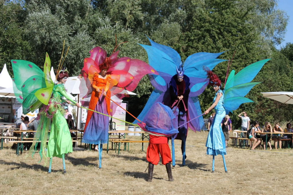 Les papillons - Echassiers en déambulation - Théâtre de rue - Sur Mesure Spectacles