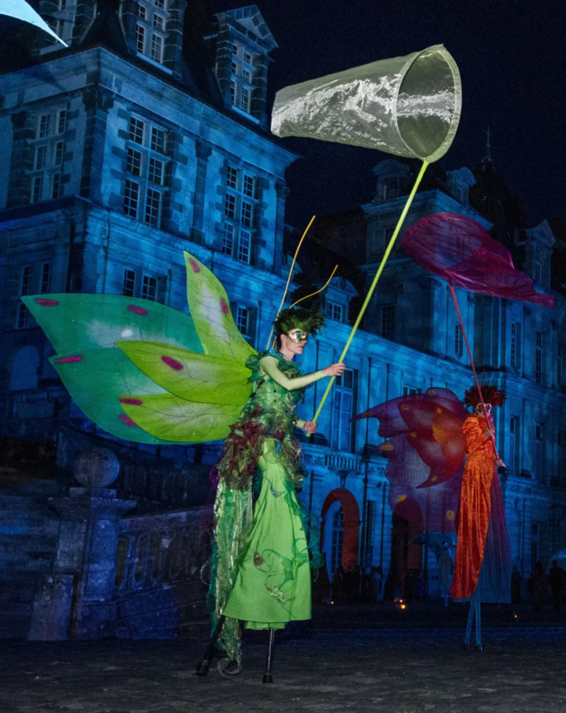 Les papillons - Echassiers en déambulation - Théâtre de rue - Sur Mesure Spectacles