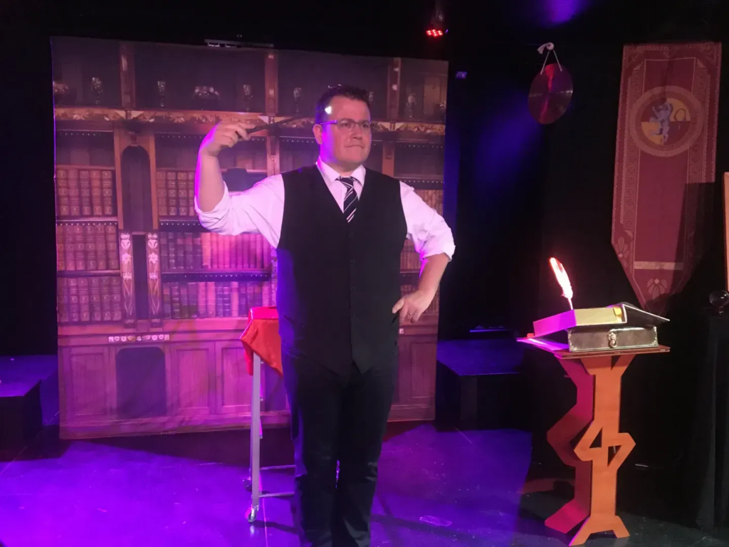 Le Bureau de la Magic Academy : Une aventure magique et interactive - Spectacle- Magie et mystère - Sur Mesure Spectacles