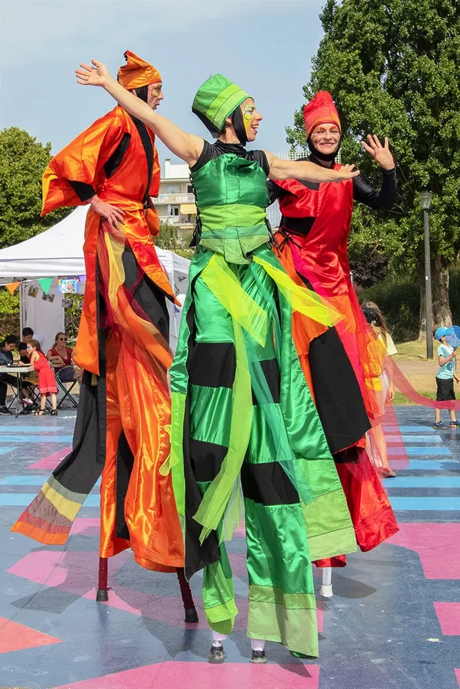 Les chromatix - Echassiers en déambulation - Théâtre de rue - Sur Mesure Spectacles
