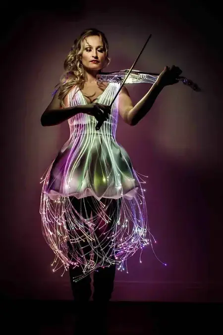 Show Lumineux Angie - violoniste - Sur Mesure Spectacles