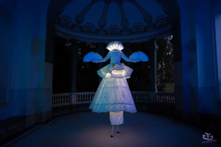 Les Grâces Lumineuses - Astraïa - Echassiers en déambulation - Théâtre de rue - Sur Mesure Spectacles