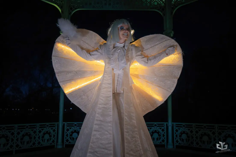 Les Grâces Lumineuses - Astraïa - Echassiers en déambulation - Théâtre de rue - Sur Mesure Spectacles