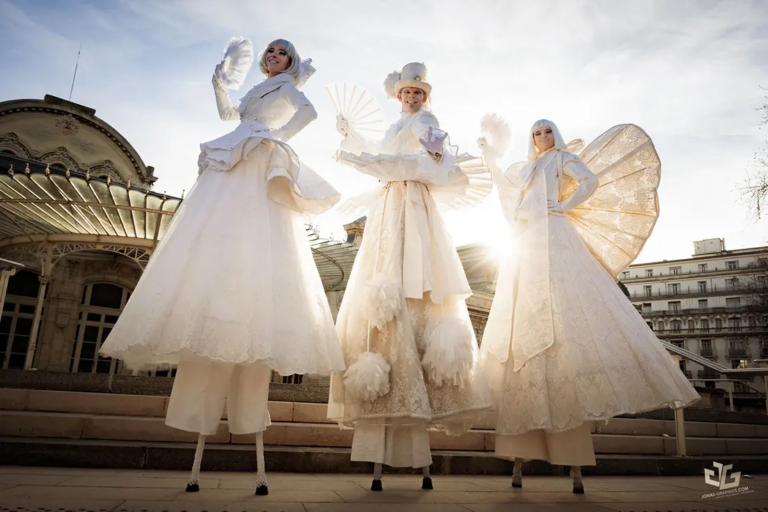 Les Grâces Lumineuses - Astraïa - Echassiers en déambulation - Théâtre de rue - Sur Mesure Spectacles