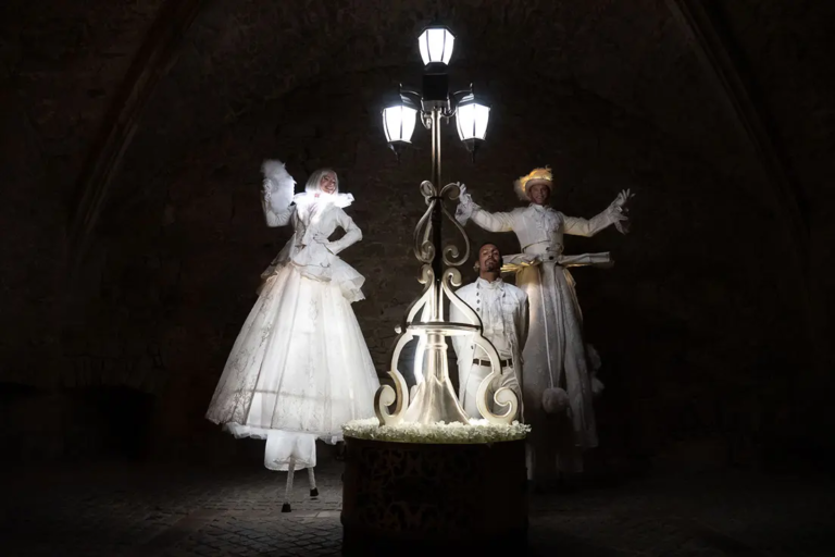 Les Grâces Lumineuses - Astraïa - Echassiers en déambulation - Théâtre de rue - Sur Mesure Spectacles