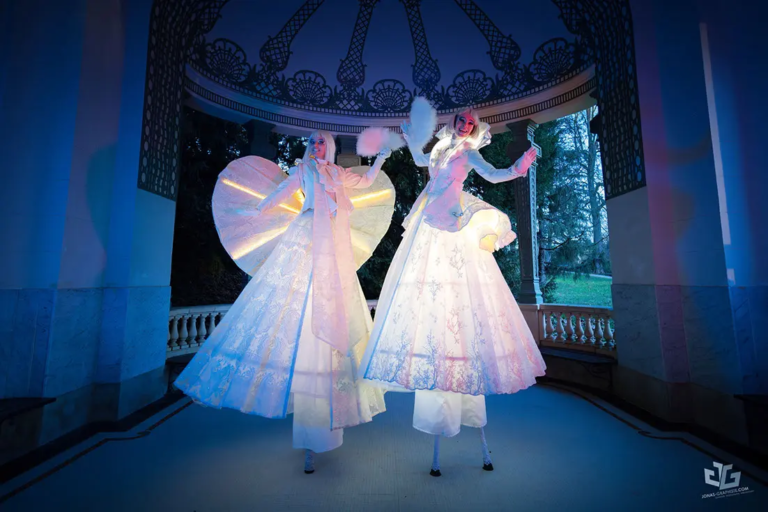 Les Grâces Lumineuses - Astraïa - Echassiers en déambulation - Théâtre de rue - Sur Mesure Spectacles