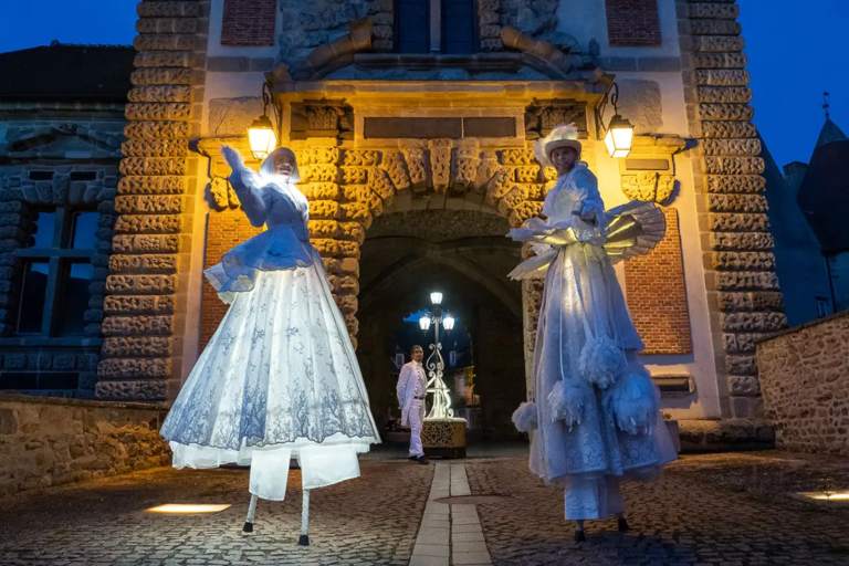 Les Grâces Lumineuses - Astraïa - Echassiers en déambulation - Théâtre de rue - Sur Mesure Spectacles