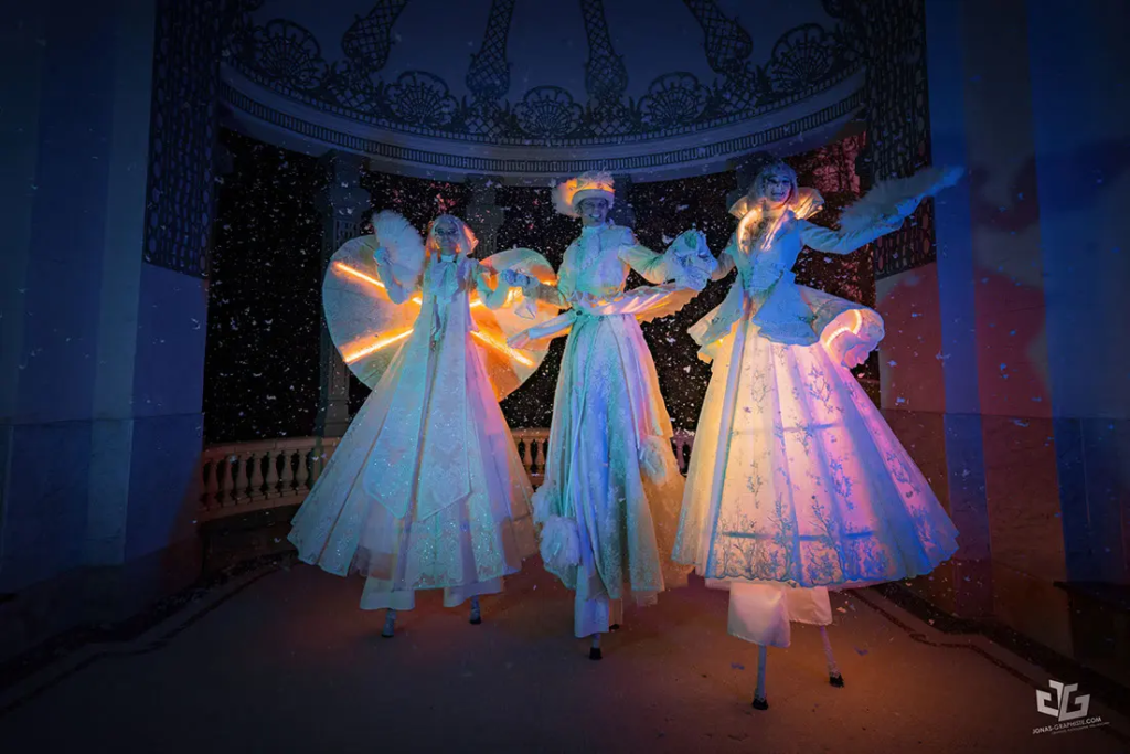 Les Grâces Lumineuses - Astraïa - Echassiers en déambulation - Théâtre de rue - Sur Mesure Spectacles