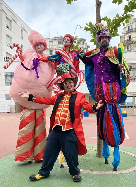 Berlingots & Friandises - Echassiers en déambulation - Théâtre de rue - Sur Mesure Spectacles
