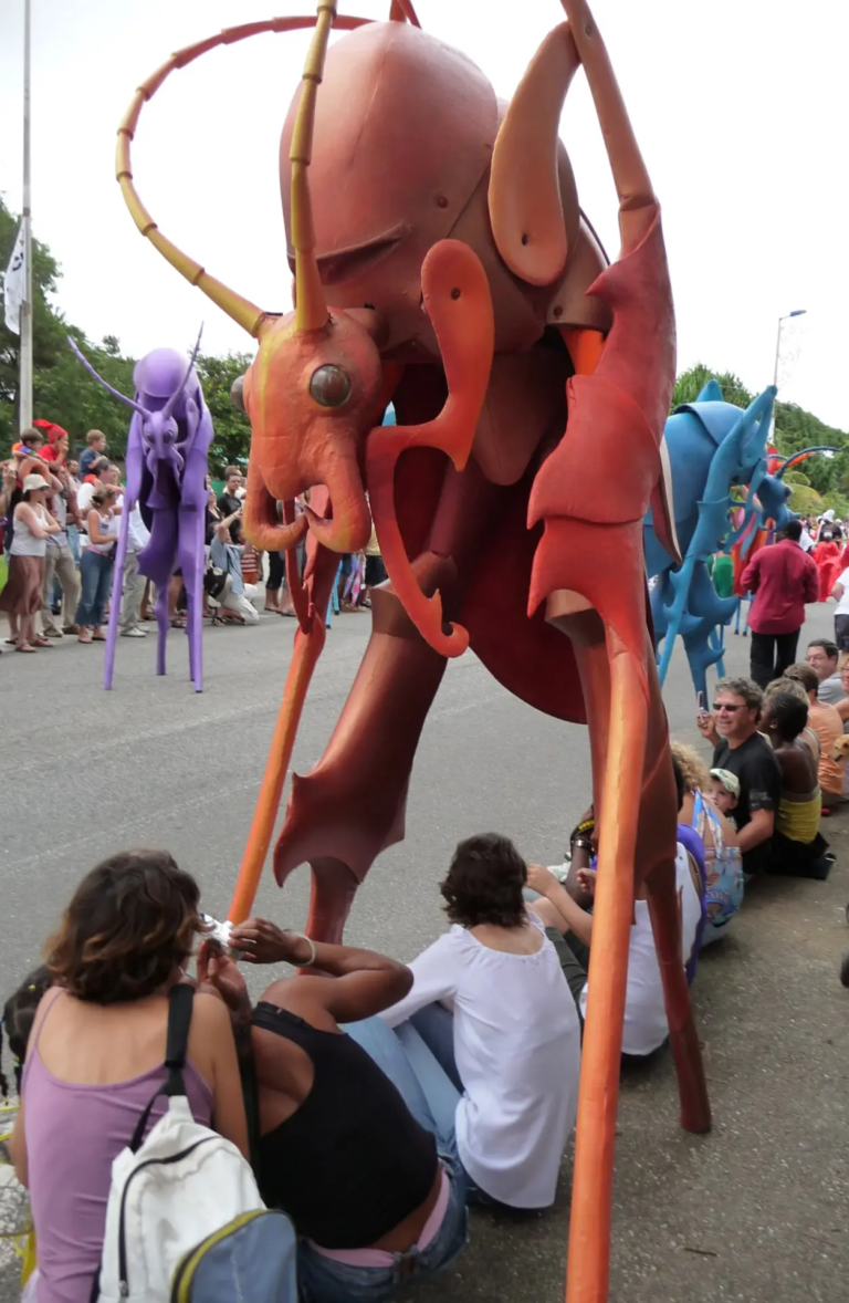 Les Chromoaptères - Echassiers en déambulation - Théâtre de rue - Sur Mesure Spectacles