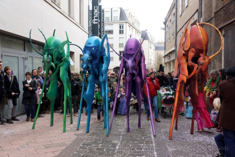 Les Chromoaptères - Echassiers en déambulation - Théâtre de rue - Sur Mesure Spectacles