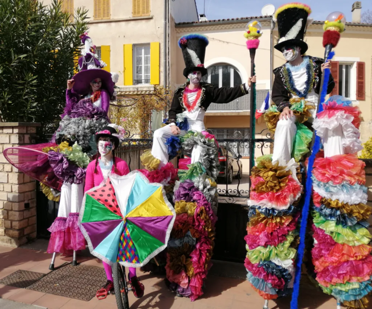 Clowns en Ciel - Echassiers en déambulation - Théâtre de rue - Sur Mesure Spectacles