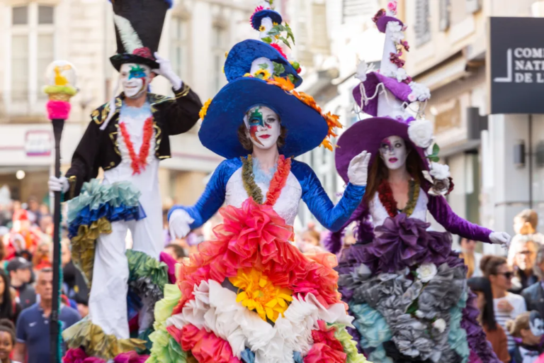 Clowns en Ciel - Echassiers en déambulation - Théâtre de rue - Sur Mesure Spectacles