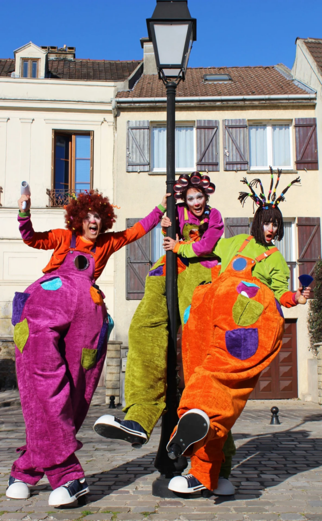 Relooking clowns - Echassiers en déambulation - Théâtre de rue - Sur Mesure Spectacles