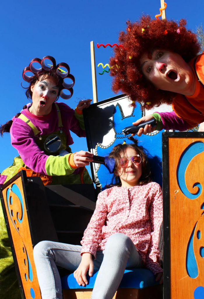 Relooking clowns - Echassiers en déambulation - Théâtre de rue - Sur Mesure Spectacles