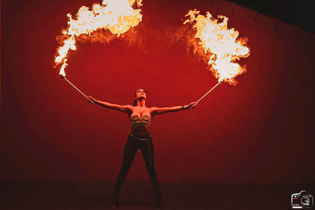 Danseuse feu - Sur Mesure Spectacles