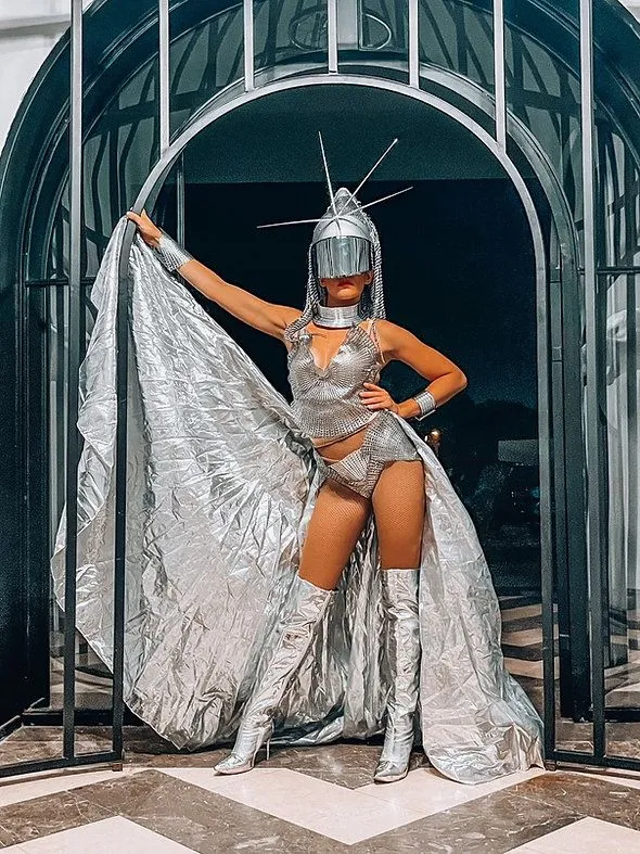 Danseuse futuriste - Sur Mesure Spectacles
