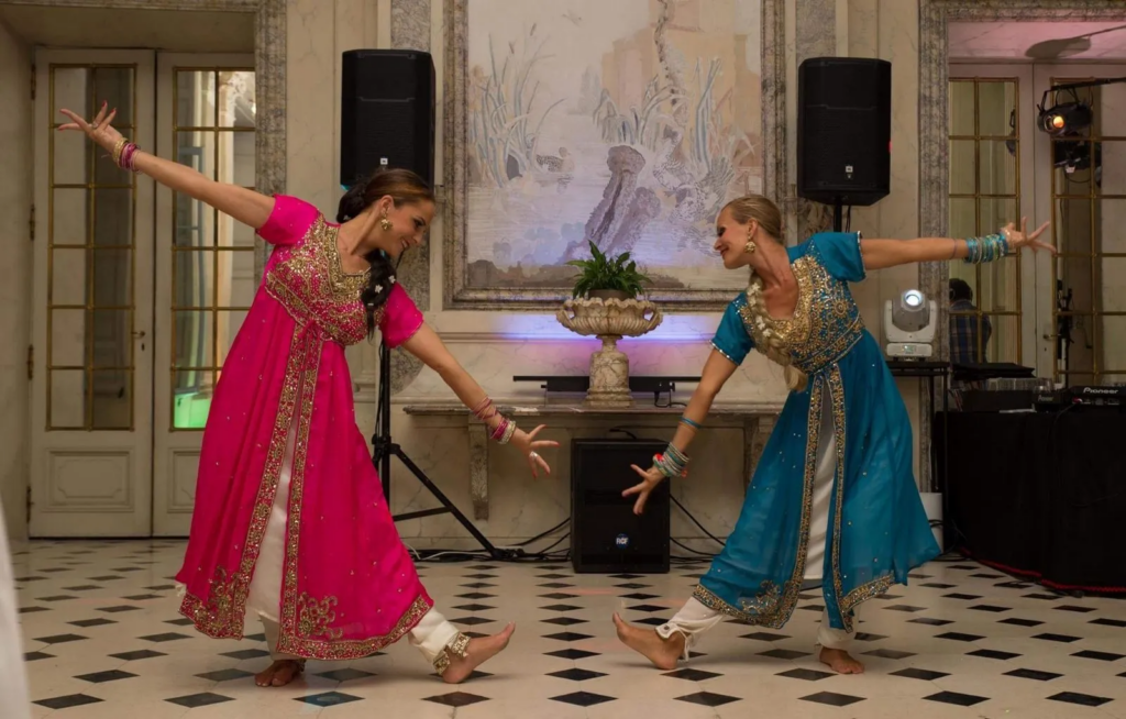 Danseurses Tour du monde - Sur Mesure Spectacles